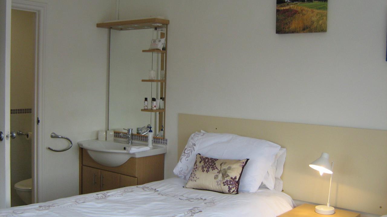 Savannah Bed And Breakfast Virginia Water Extérieur photo